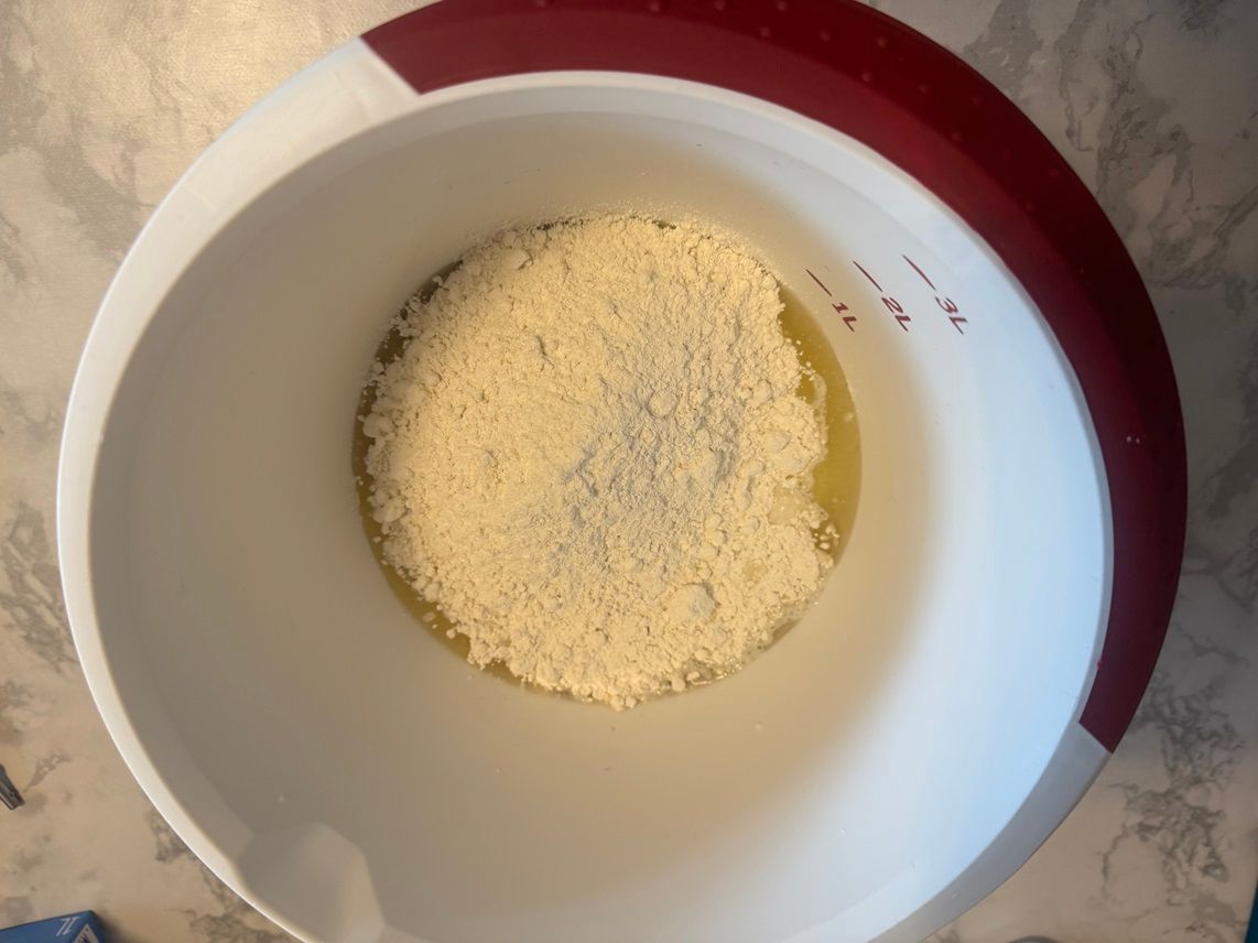 danach wird die Maßeinheit wieder auf Gramm eingestellt. Nun wiege 200 g Dinkelmehl hiinein.