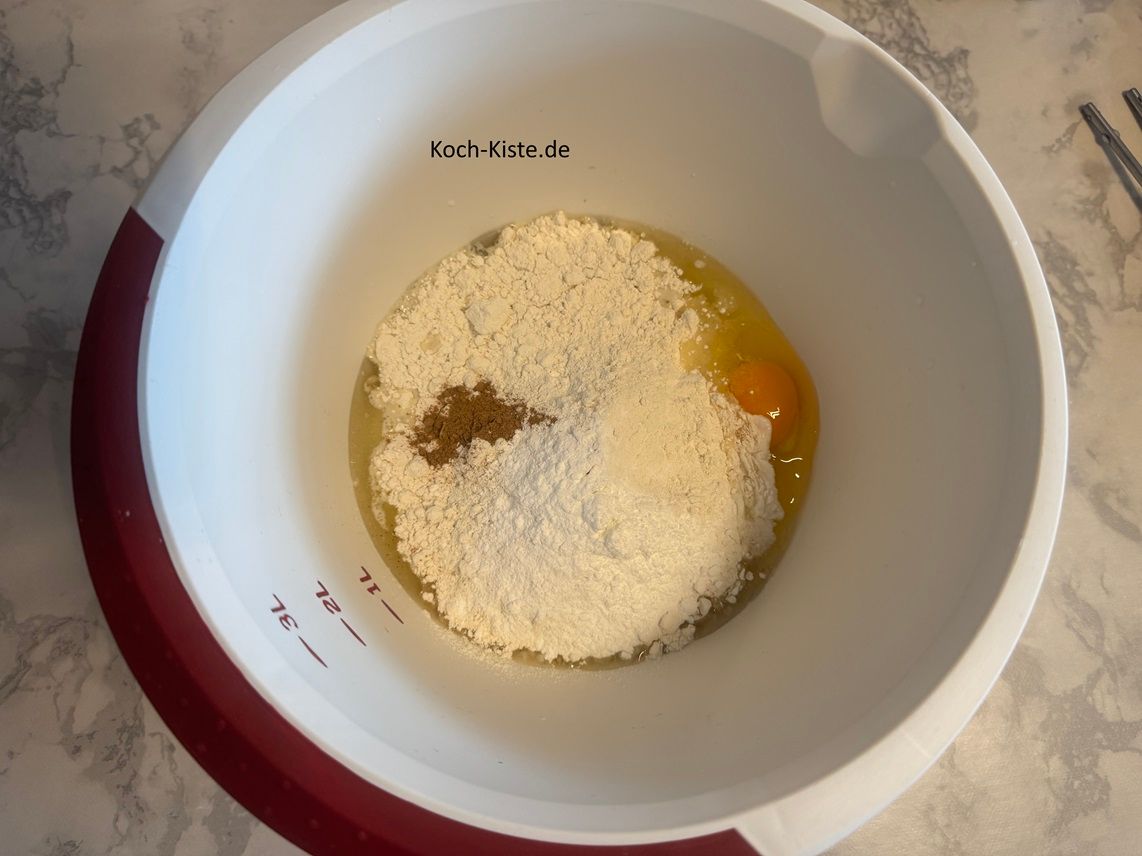 als nächstes dürfen 1 Päckchen Backpulver, 1/2 Teelöffel Zimt und 1 Ei (M) dazu