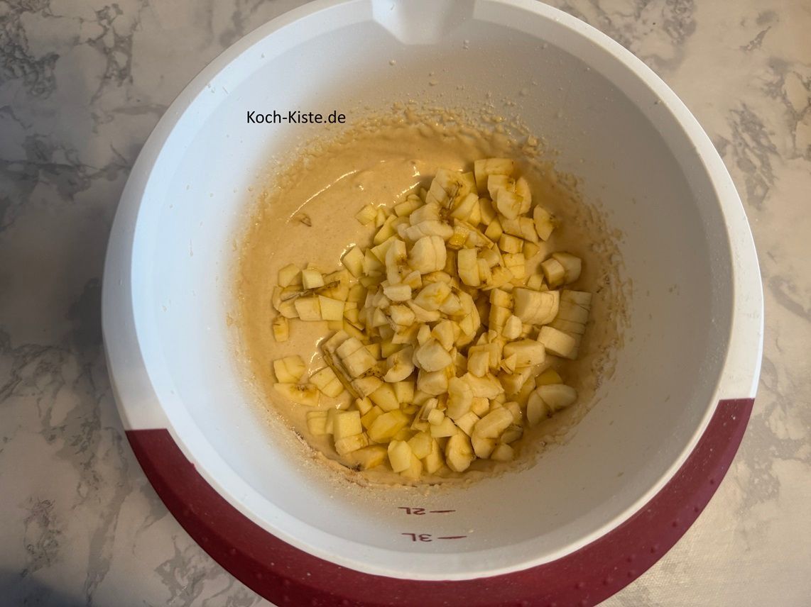 schütte das Obst hinzu