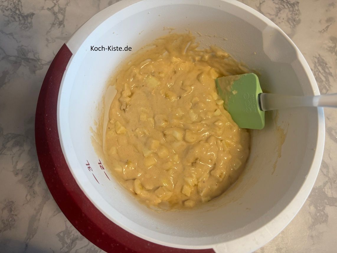 und rühre das Obst mit einem Teiglöffel gleichmäßig unter