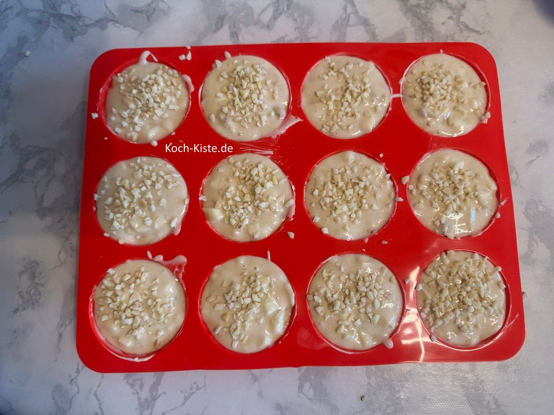 jetzt verteile die 30 g blanchierte, gehackte Mandeln oben auf