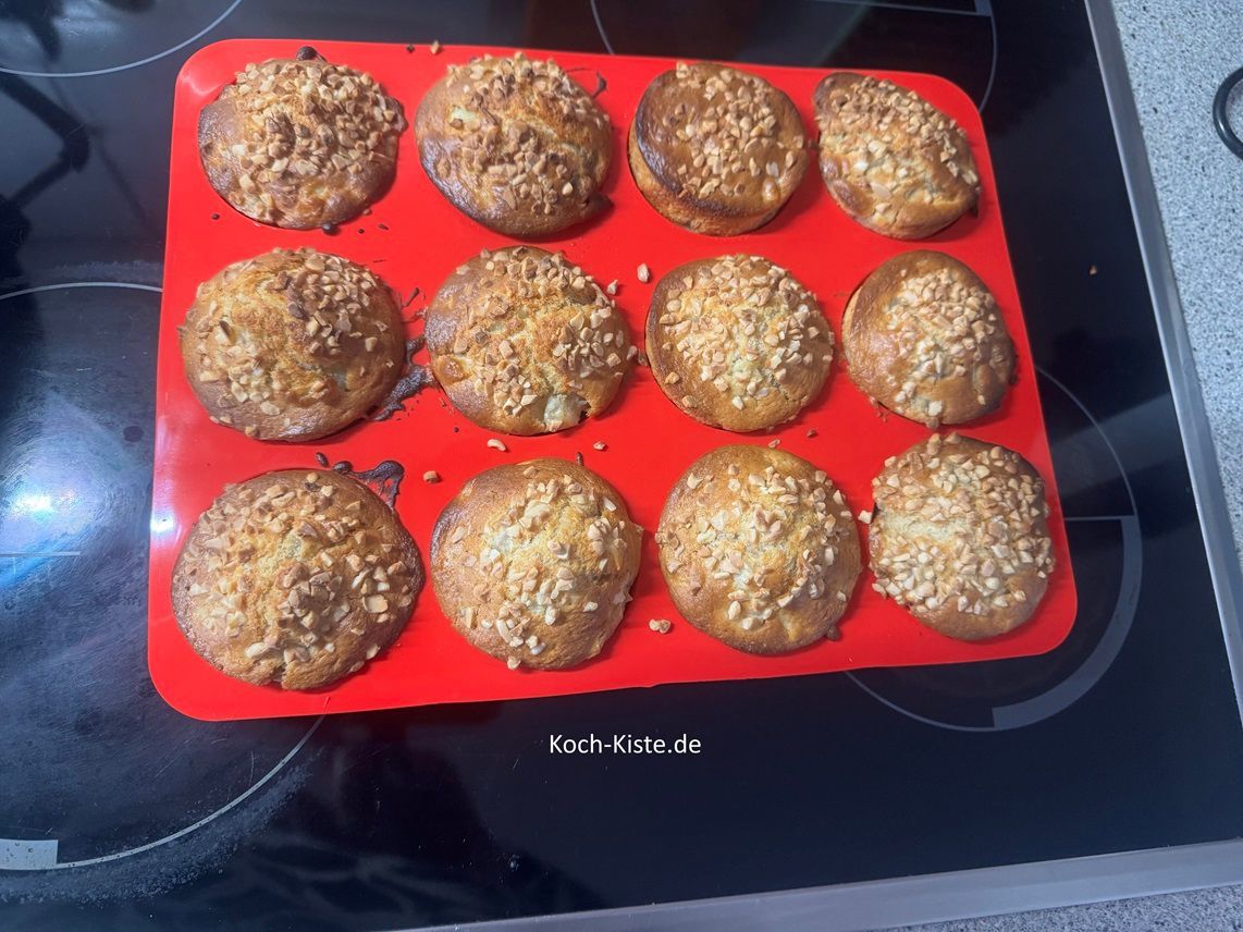 stelle die Muffinform in den Backofen und backe die Obst Muffin bei 170 Grad für ca. 20 Minuten