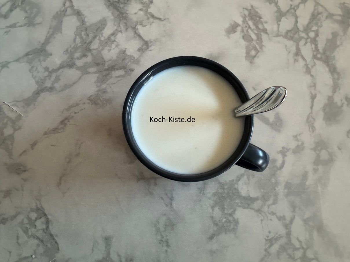 nehme Dir einen kleinen Messbecher, gebe 300 ml Milch hinein und gieße die Milch in einen großen Kaffeebecher um. Nun stelle den Kaffeebecher in die Mikrowelle und erhitze die Milch ca. 20 Sekunden . Achtung : die Milch darf nicht kochen - sonst geht die Hefe nicht mehr auf . Die Zeit kann abweichen, da es unterschiedliche Mikrowellen mit verschiedenen Wattleistungen gibt. Bröckel die Hefe in die Milch und verrühre mit einem Teelöffel alles, bis die Hefe gelöst ist.