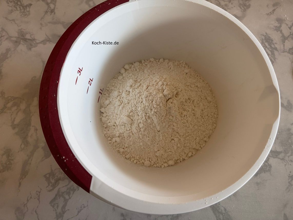 Stelle die Rührschüssel auf die Küchenwaage auf 0 und wiege 500 g Dinkelmehl hinein.