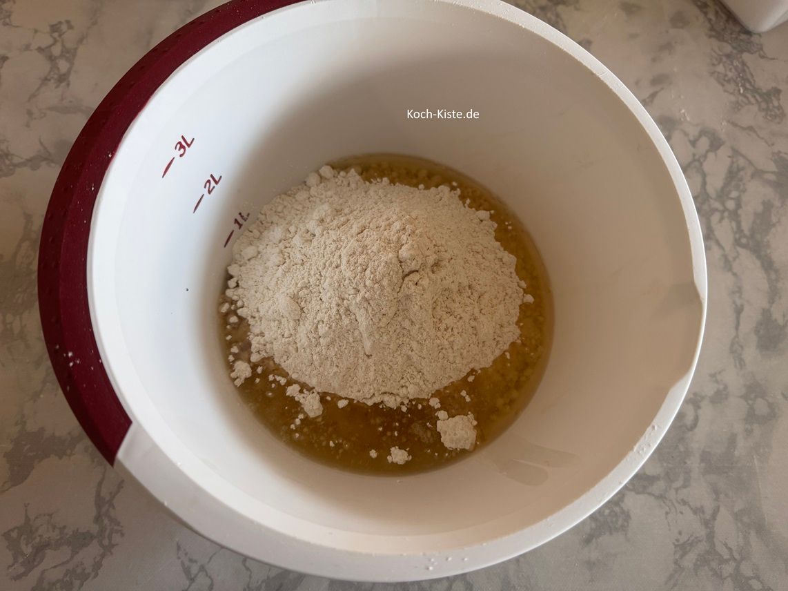 als nächstes stelle die Küchenwaage auf Milliliter um auf 0 . Nun gieße vorsichtig - Sonnenblumenöl in die Rühschüssel - bis Du 100 ml erreicht hast.