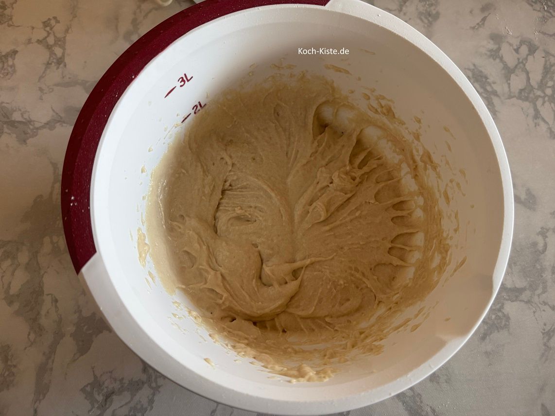 verrühre mit dem Handrührgerät alle Zutaten zu einem glatten Teig.
