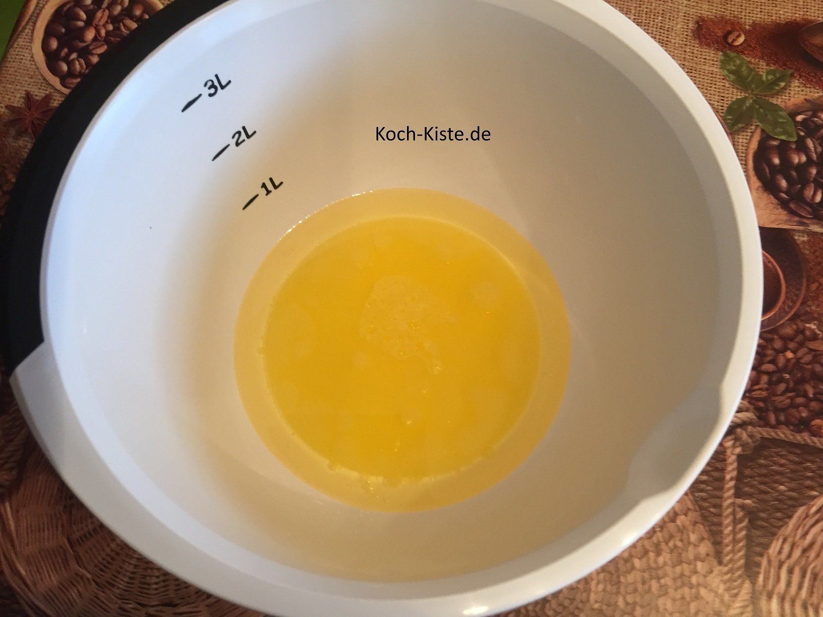 Messe das Sonnenblumenöl und die Limonade ab und gebe sie in die Rührschüssel