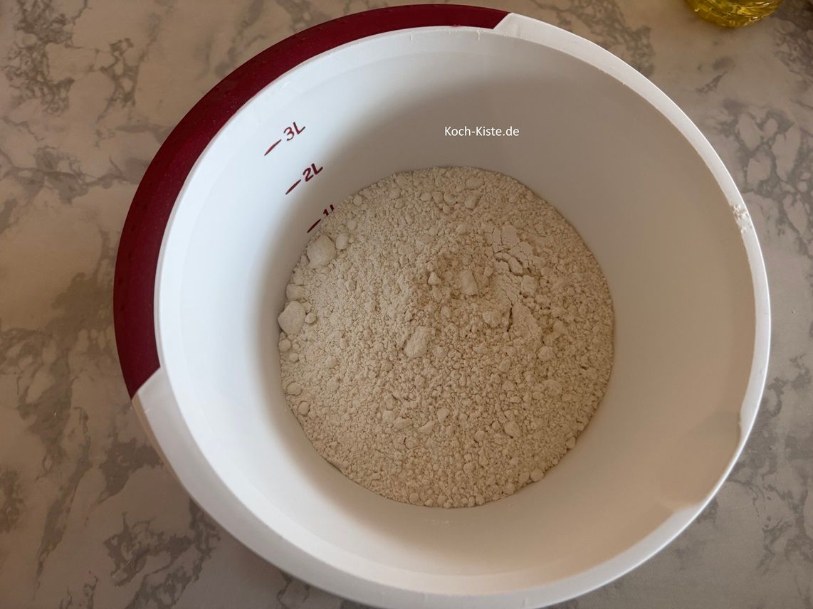 stelle die Küchenwaage wieder auf 0 - und wiege 400 g Dinkelmehl ab