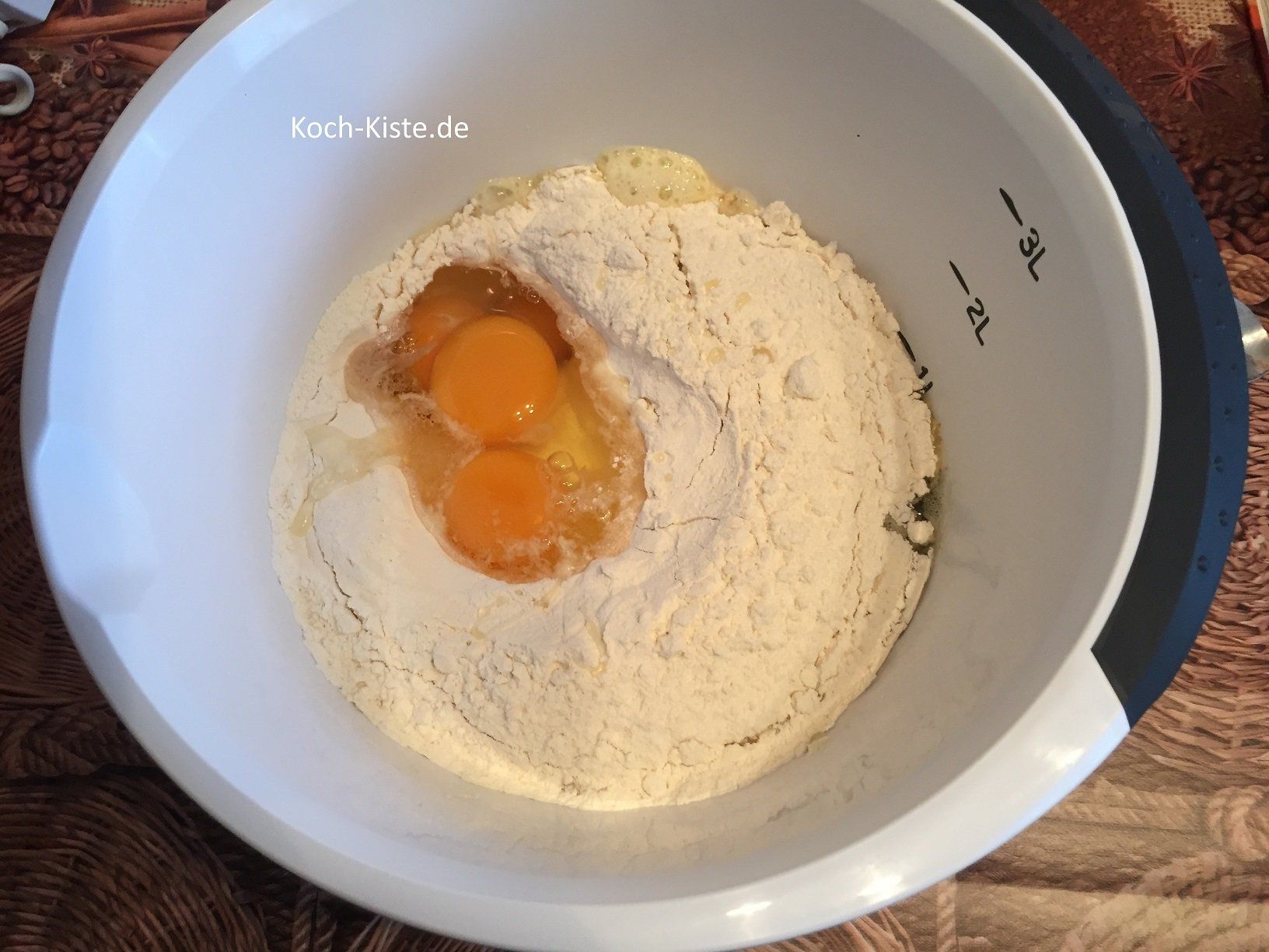nun kommen Zucker, Mehl und die Eier hinzu- bevor alles zu einem glatten Teig verrührt wird.