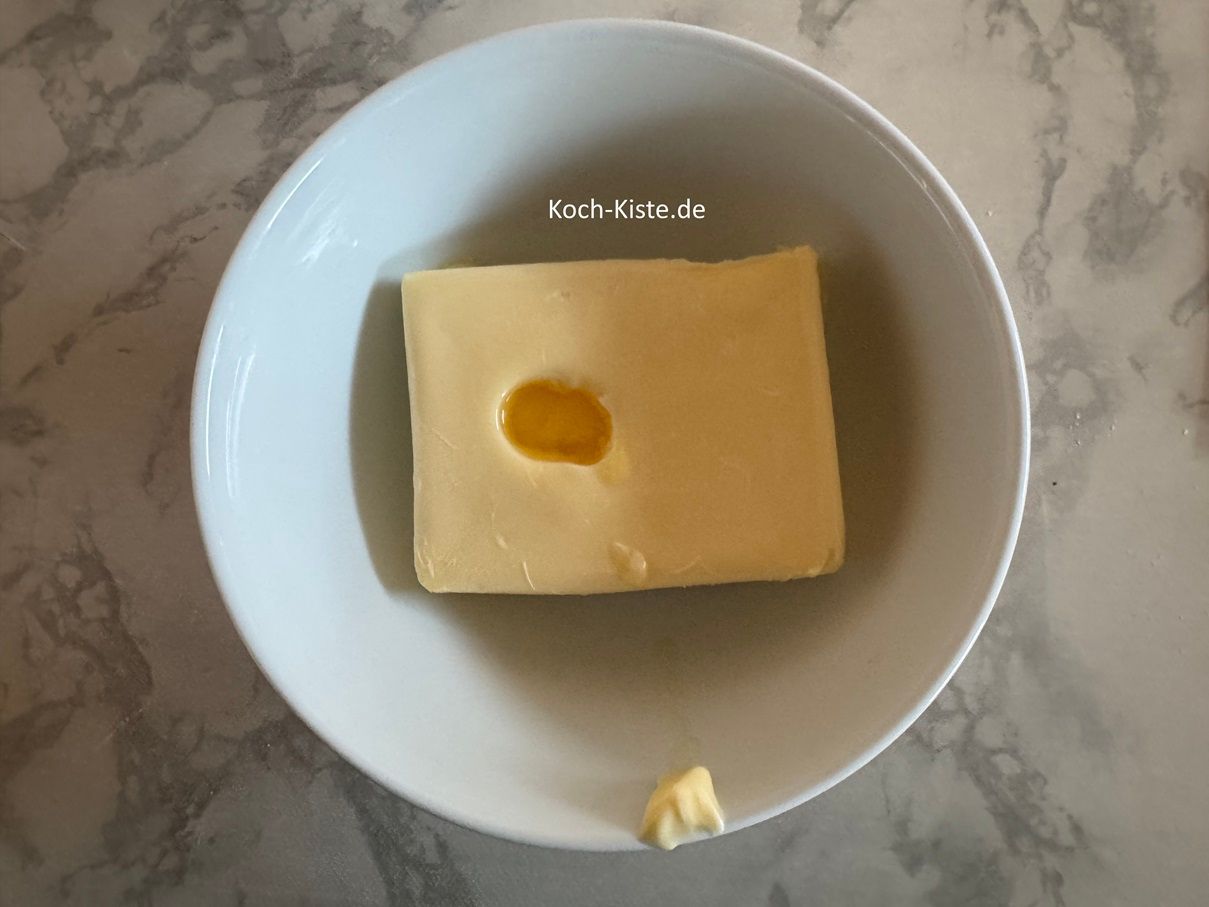 Kontrolliere die Butter ob sie weich genug ist - in dem Du mit dem Finger versuchst in die Butter zu stechen :-)