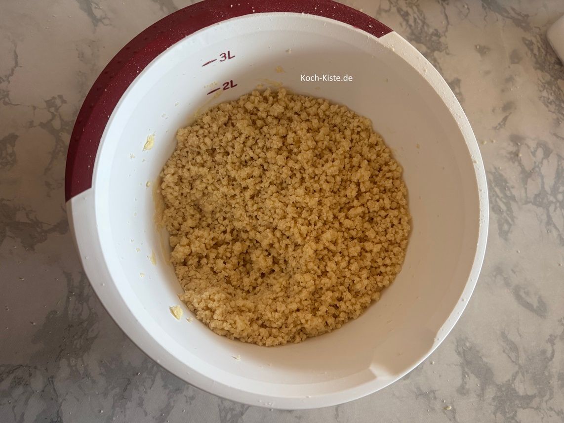 nun verrühre mit dem Handrührgerät alles zu Streuseln. WICHTIG: beginne auf niedrige Stufe - damit die Zutaten nicht durch die Küche fliegen .