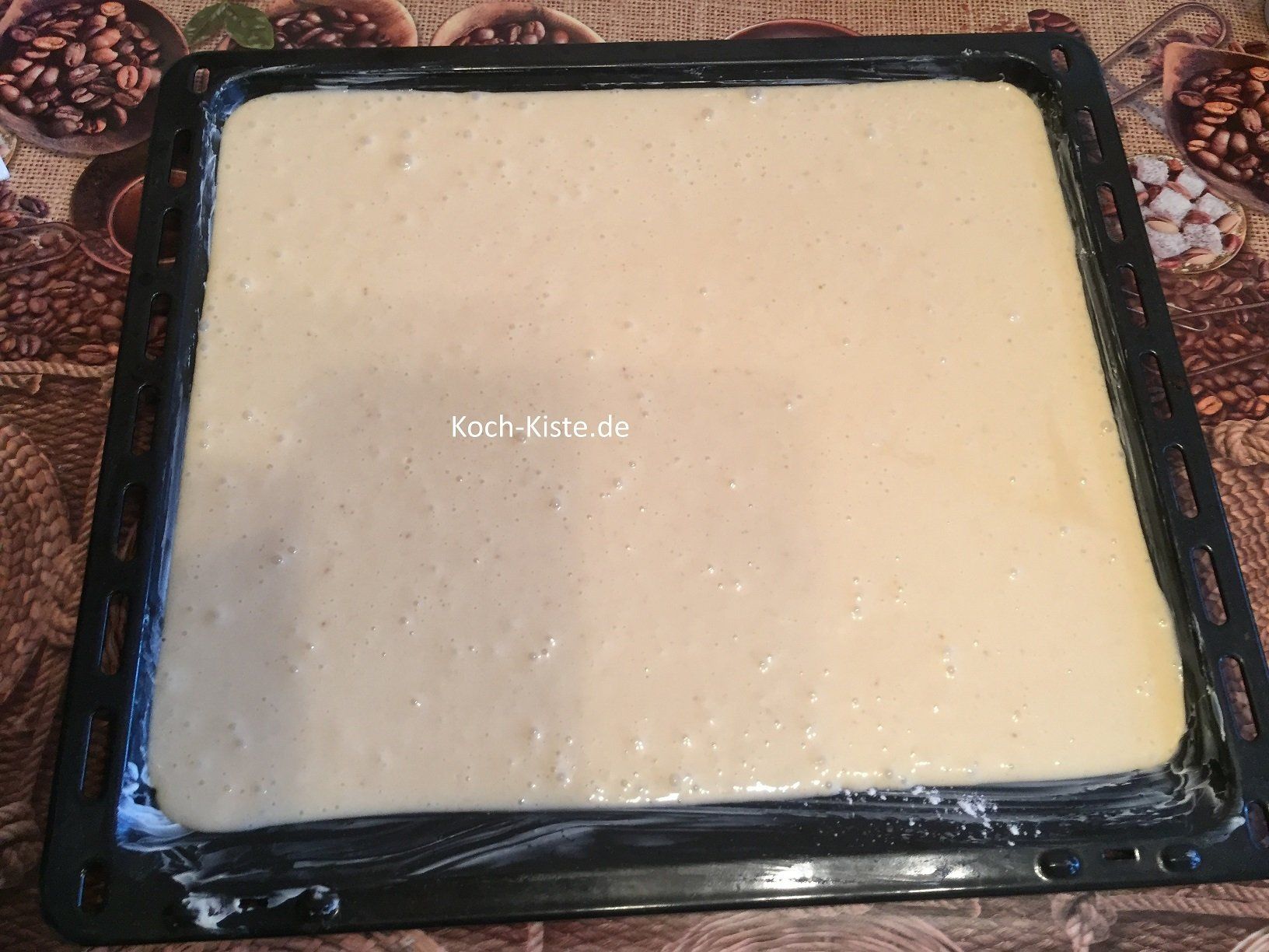 den Teig auf das Backblech schütten und glatt streichen