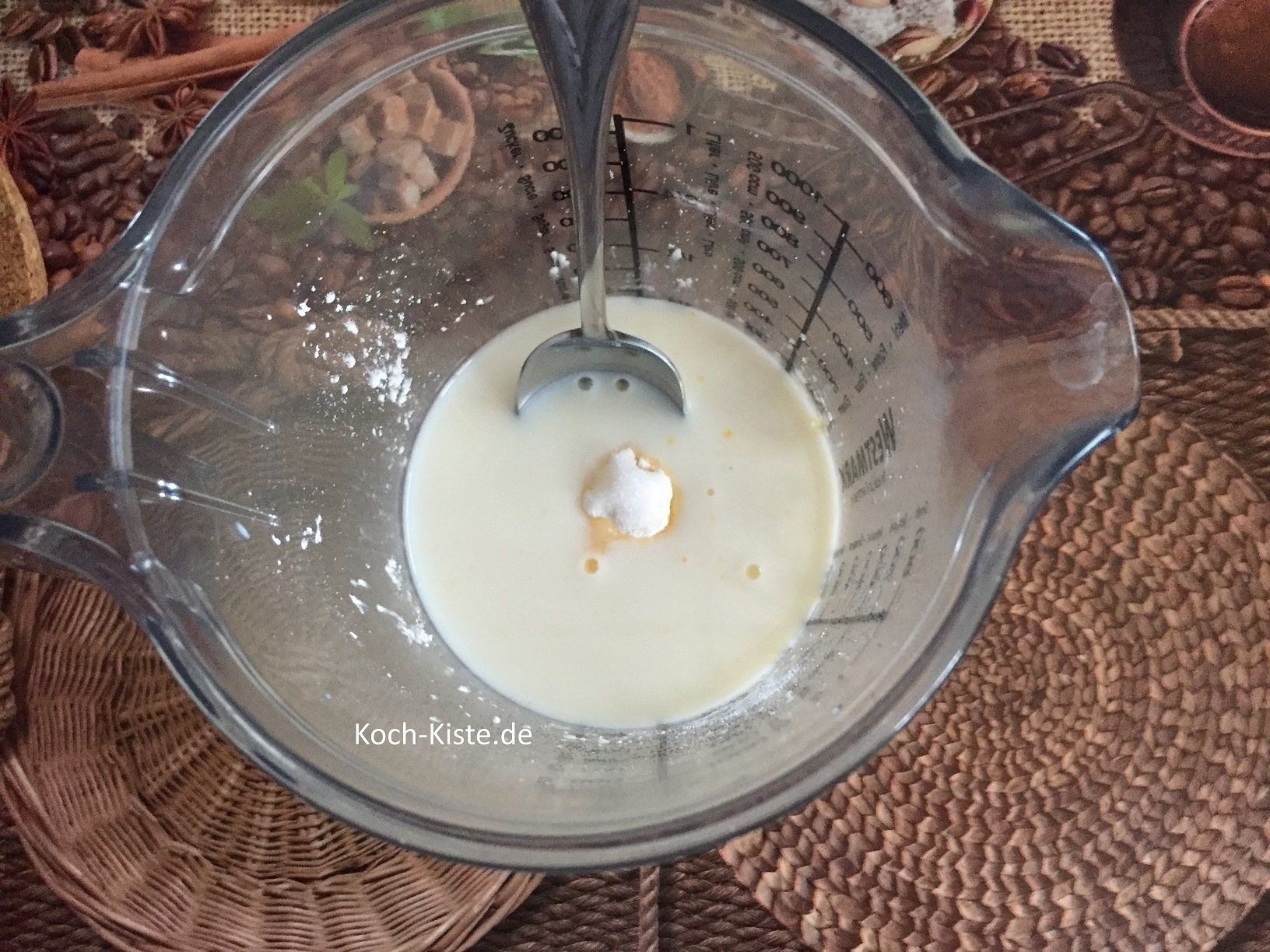 in die übrig gebliebene Milch gibst Du das Vanillepudding Pulver und den Zucker.