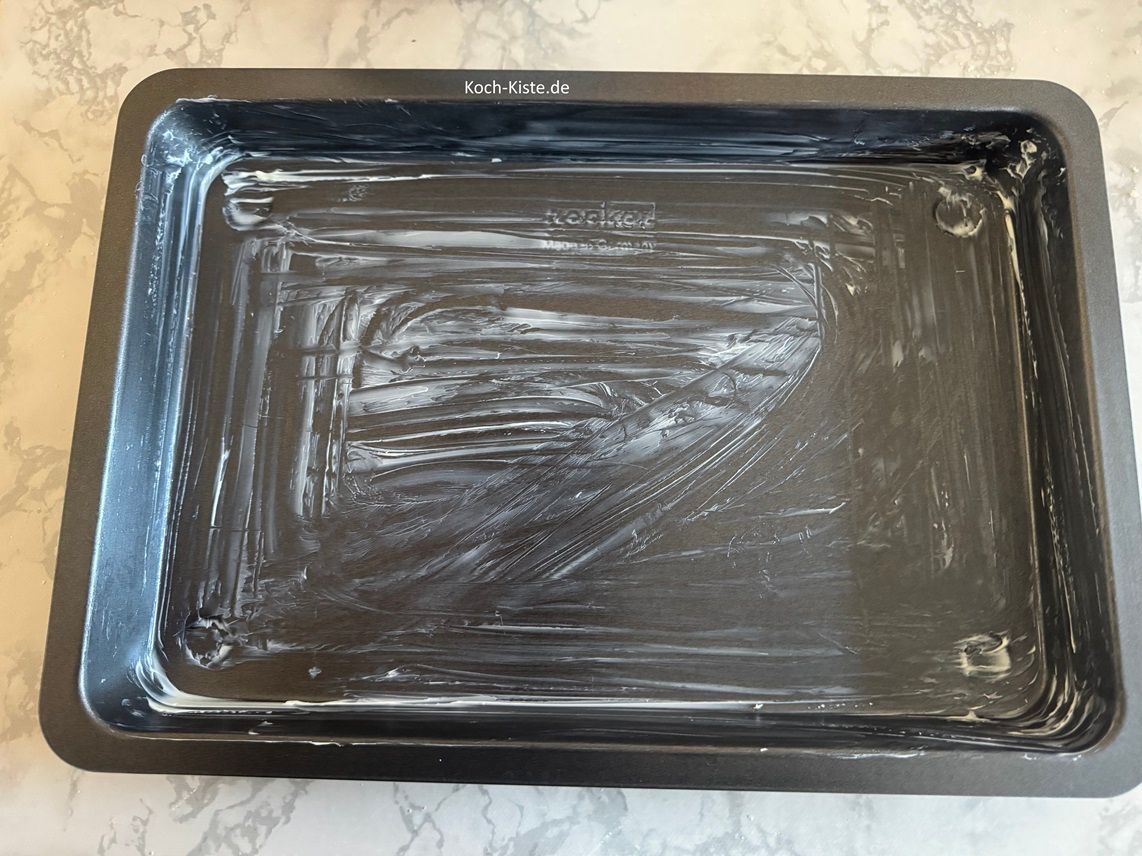 nehme Dir mit dem Backpappier etwas weiche Butter und fette das Backblech ein