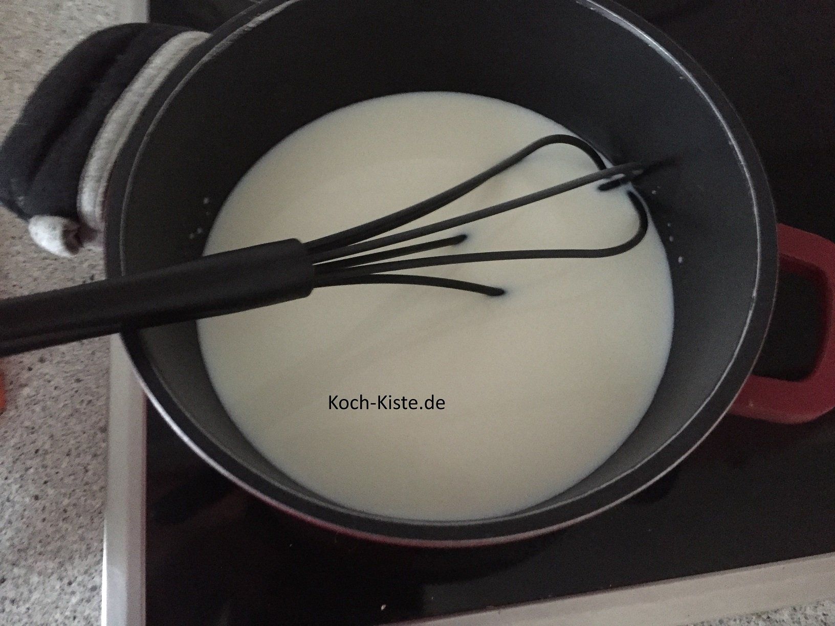 gebe ca. 700 Milliliter Milch in einen kleinen Topf und bringe sie zum Kochen
