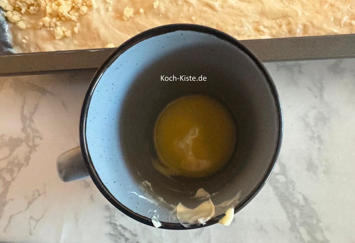 gebe etwas Butter ( ca 2 Esslöffel ) Butter in den Kaffeebecher und schmelze die Butter in der Mikrowelle .