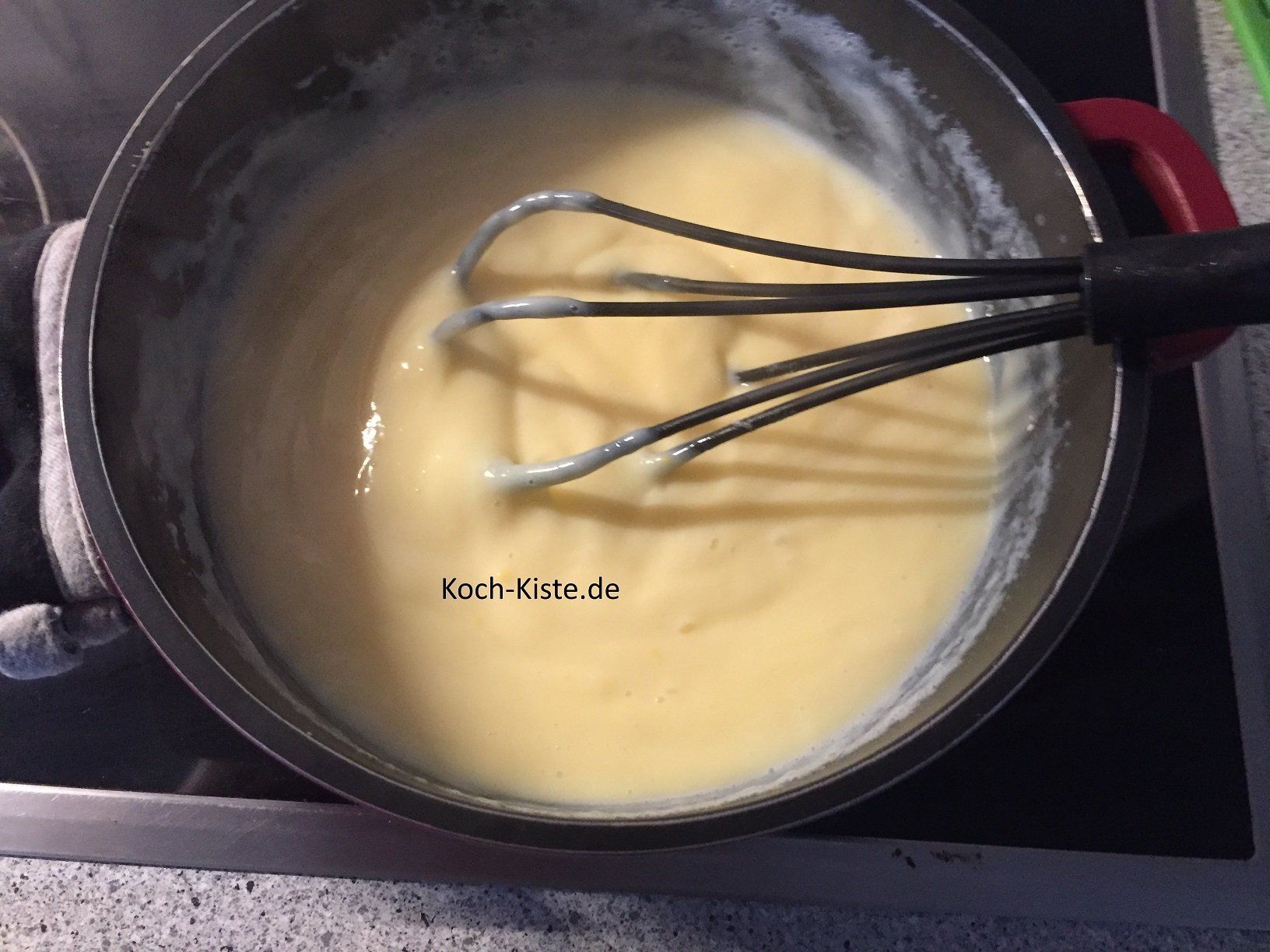 sobald die Milch köchelt schüttest Du unter ständigem rühren das angerührte Puddingpulver in die köchelnde Milch