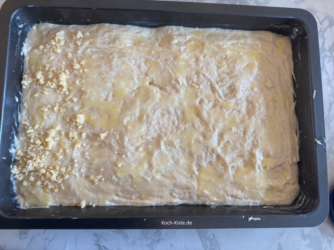 streiche den Teig mit der flüssigen Butter ein