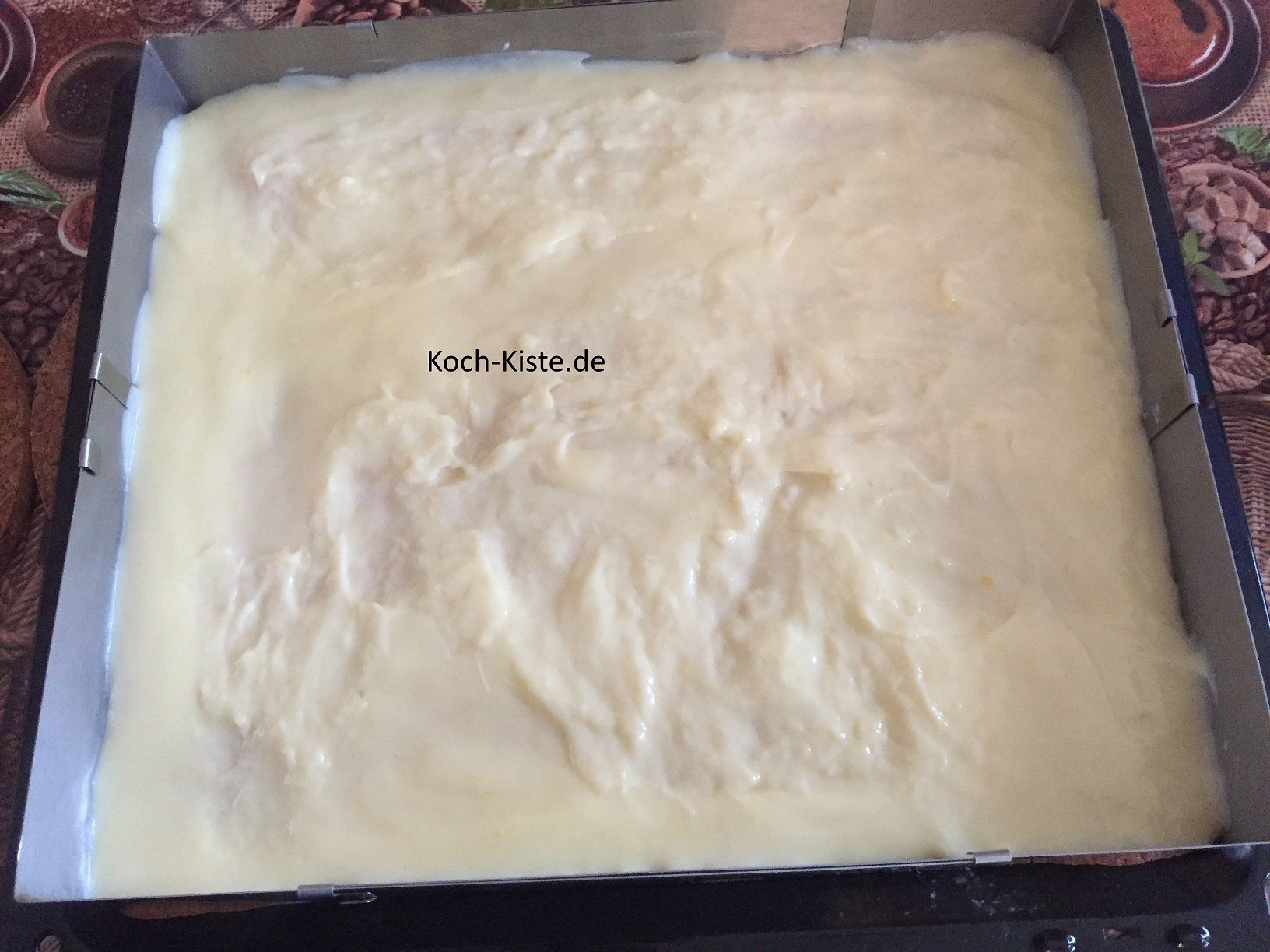 streiche die Puddingcreme gleichmäßig auf den Tortenboden