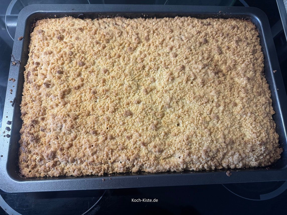 fertig gebackener Hefe Streuselteig