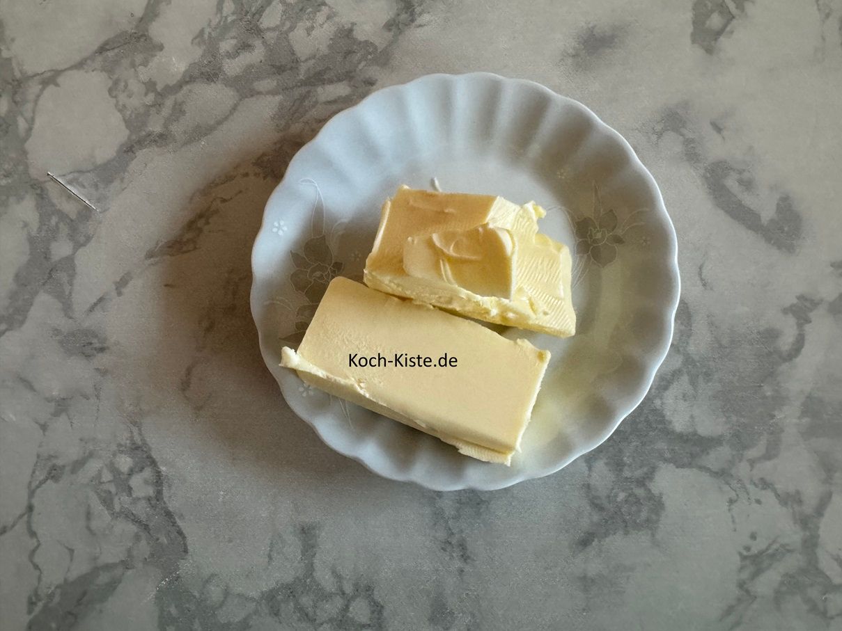 beginne damit einen kleinen Teller auf die Küchenwaage zu stellen - auf 0 - und mit einem Messer 100 g Butter auf den Teller zu schubsen