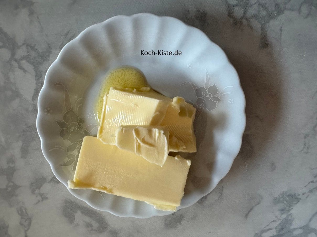stelle den Teller mit der Butter für 15 Sekunden in die Mikrowelle, damit die Butter weich wird. ACHTUNG Zeit kann abweichen, da es verschiedene Watt Leistungs Mikrowellen gibt.