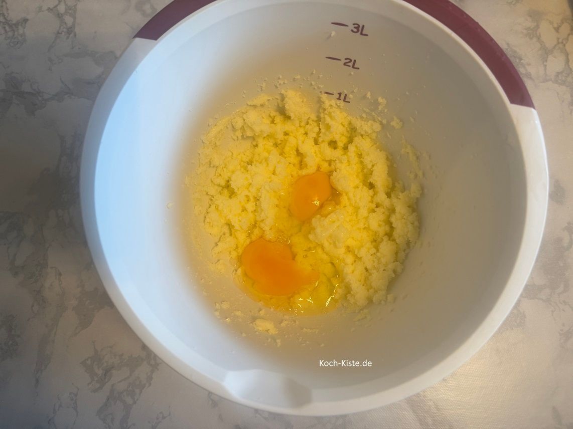 Als nächstes dürfen die 2 Eier mit in die Rührschüssel