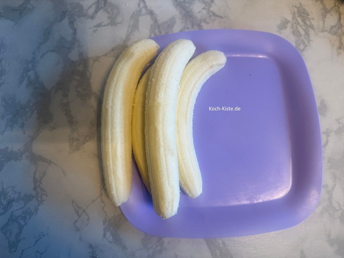 entferne die Schale und lege sie auf einen Teller.