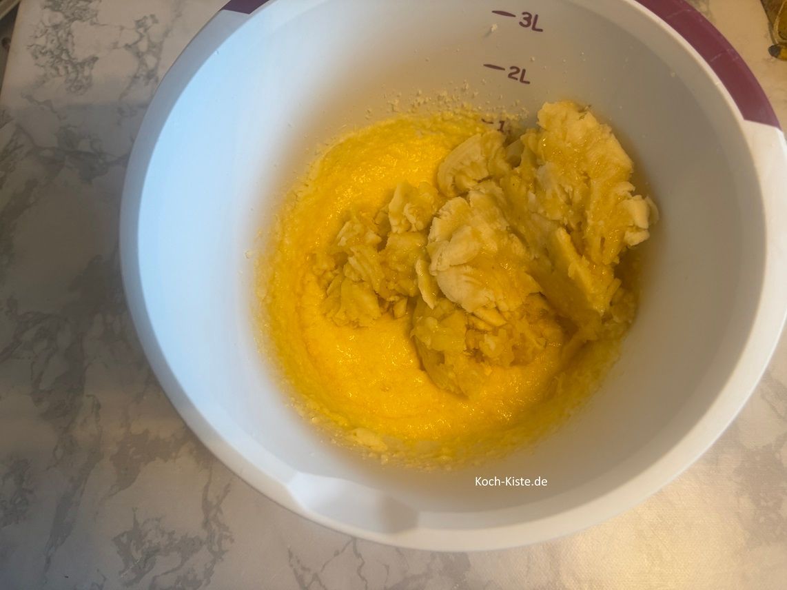 und gebe den Bananenmus mit in die Rürhschüssel.