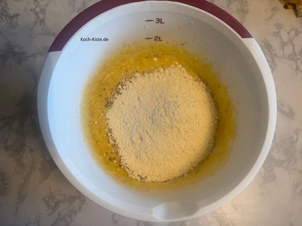 Küchenwaage wieder auf 0 stellen - und 200 g Dinkelmehl abwiegen