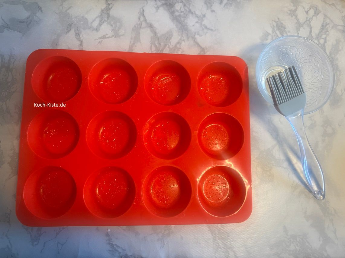 fette die Muffinmuldem mit Hilfe des Silikonpinsels etwas mit Öl ein