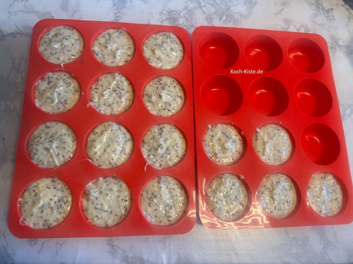 nun gebe mit Hilfe des 2 Esslöffels den Teig in die Muffinmulden