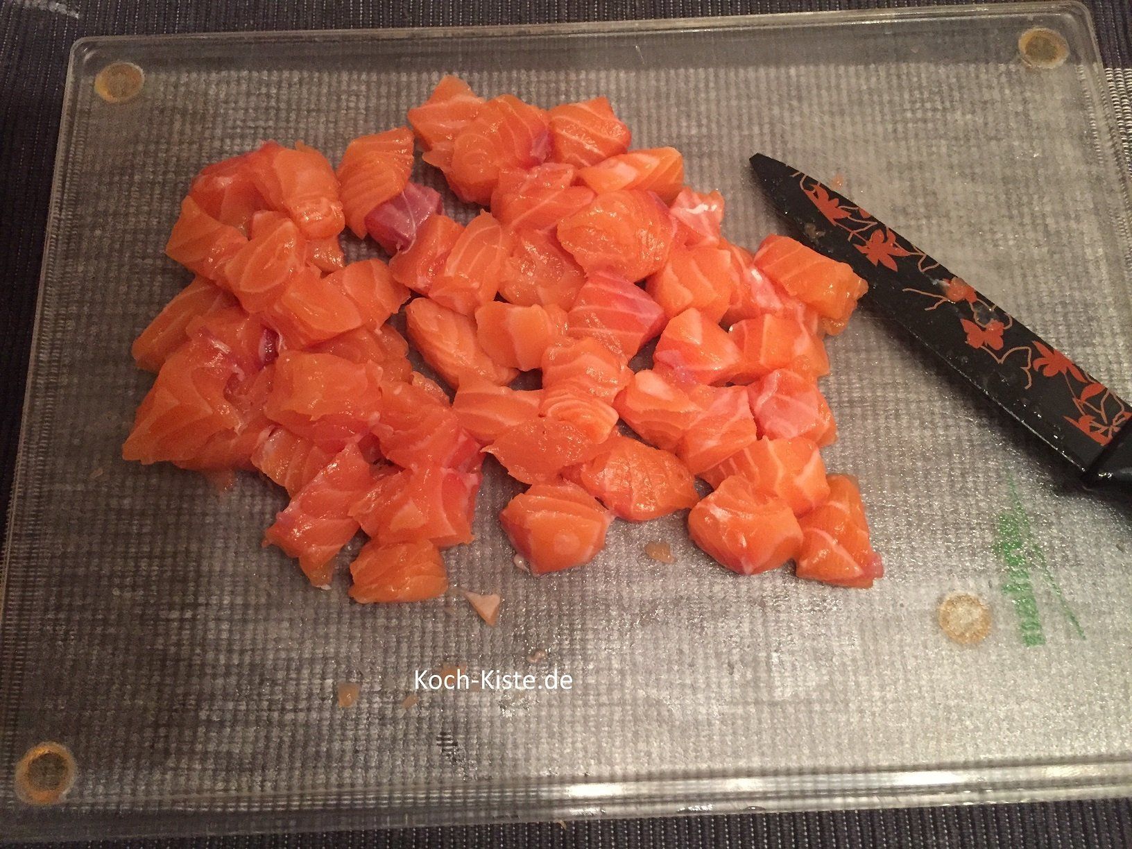 Lachs eventuell enthäuten und in kleine Würfel schneiden