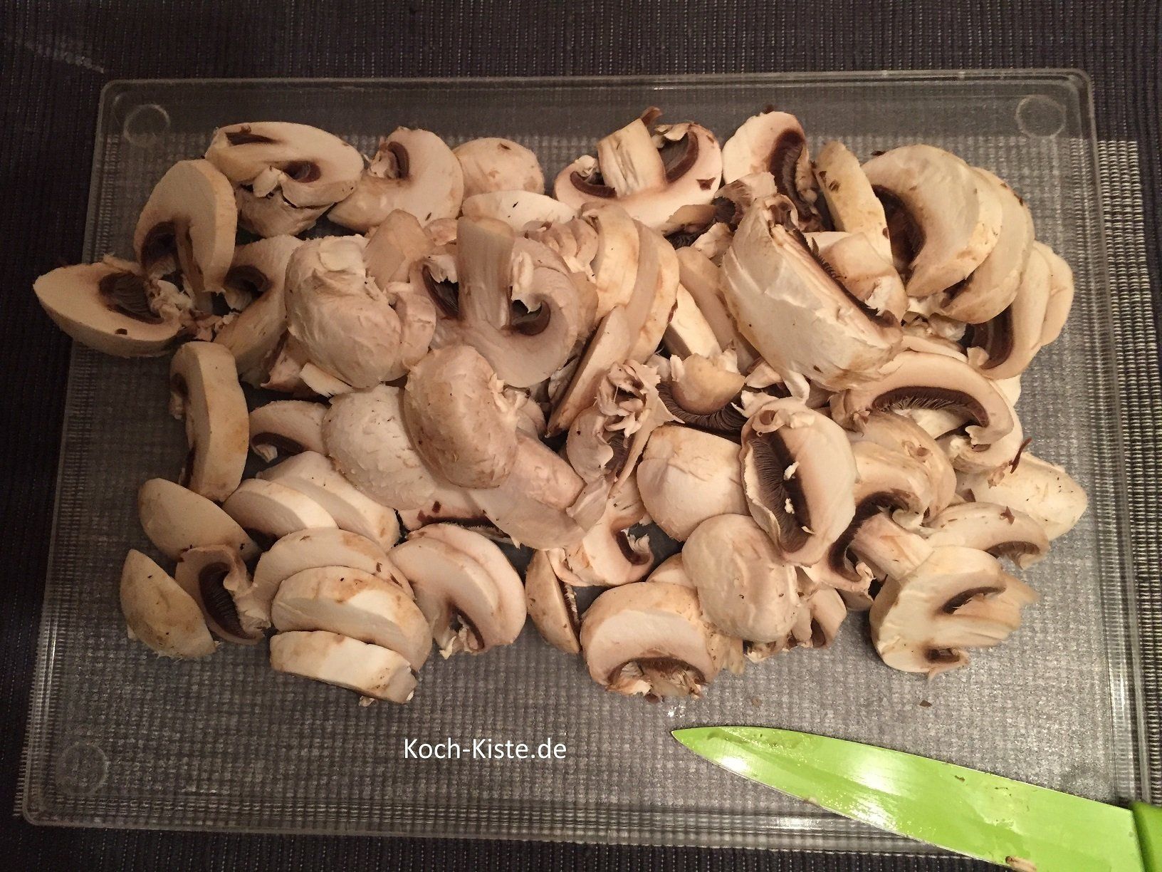 Champi sauber wischen und in Streifen schneiden