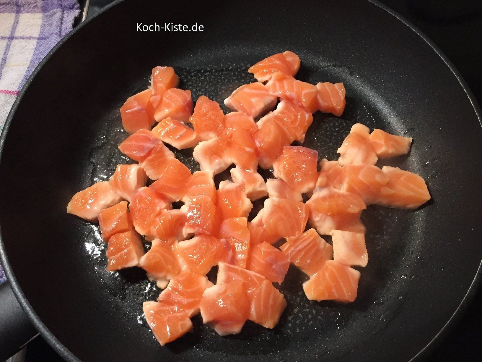 Lachswürfel in der Pfanne anbraten