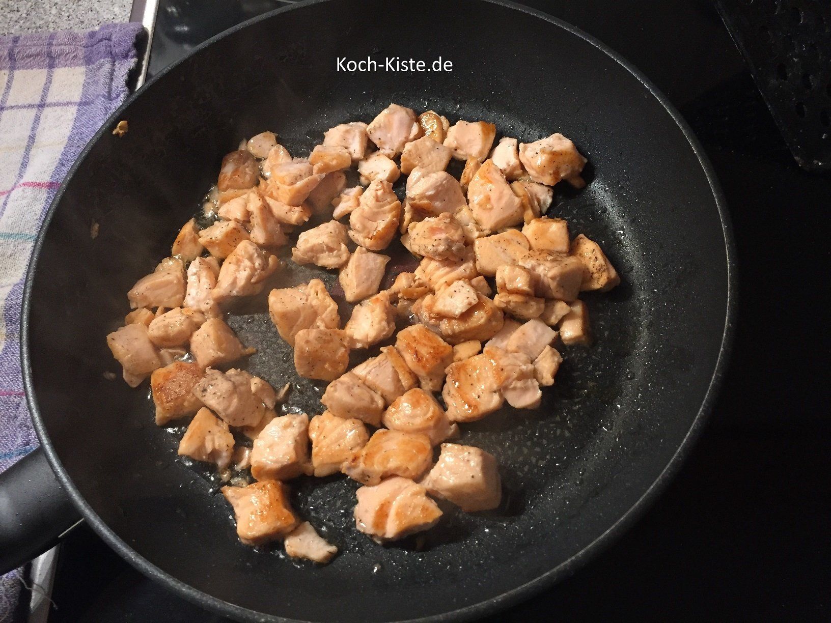 Lachswürfel weiter braten und ab und an wenden