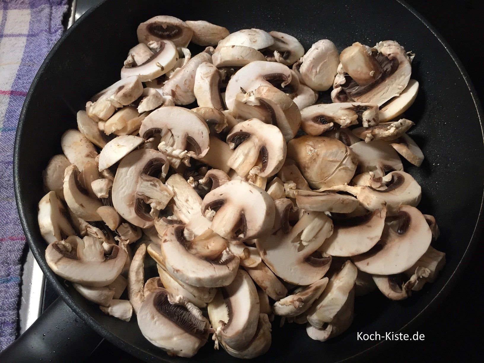 Champi in die Pfanne geben und braten