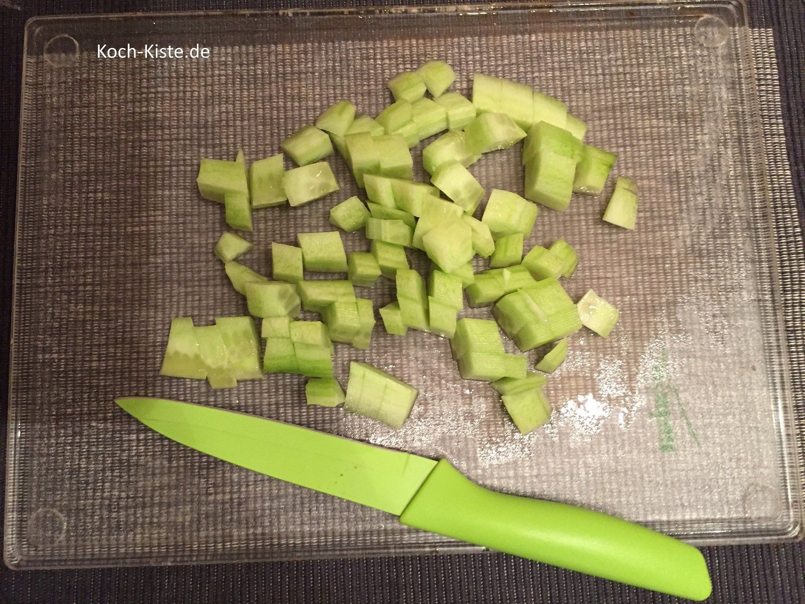 Gurke schälen und in kleine Stücke schneiden