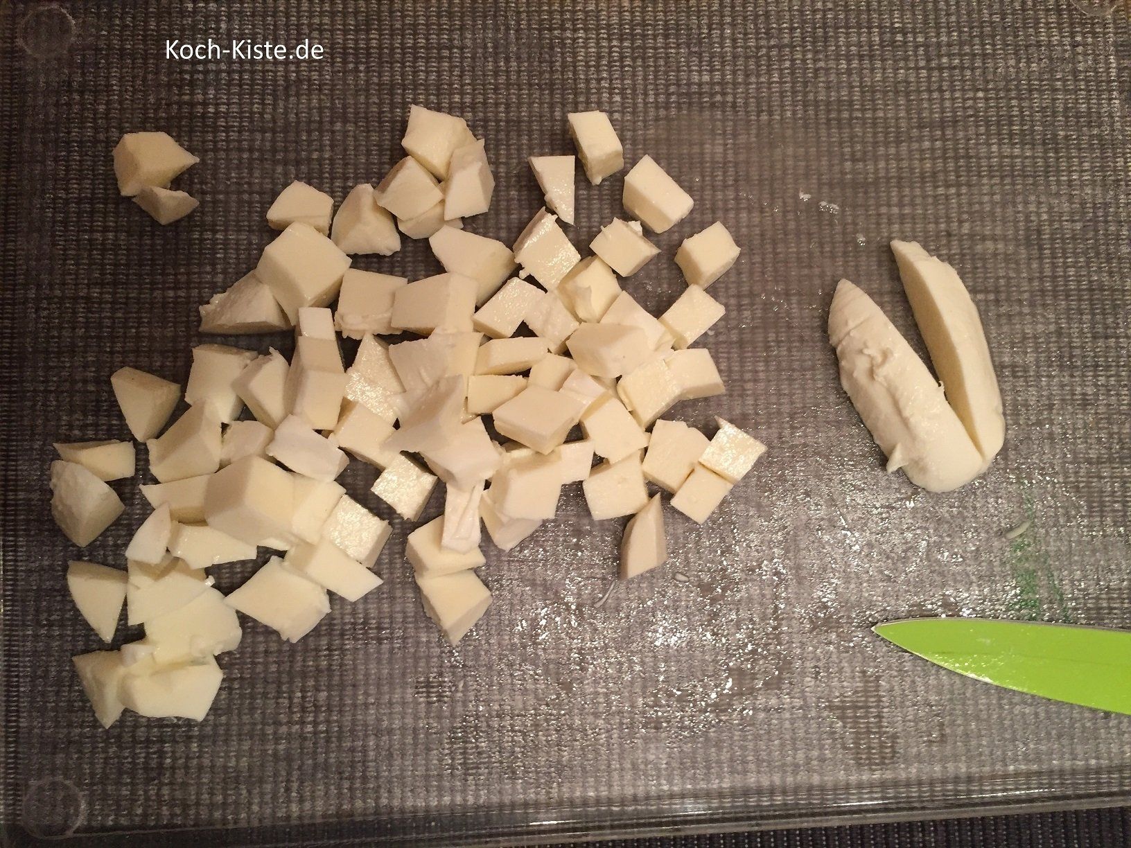 Mozarella abtropfen lassen und dann in kleine Stücke schneiden