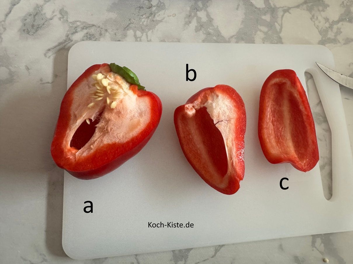 beginne damit die Papirka zu halbiern (b) , zu vierteln (b) und die Innenhäute heraus zu schneiden (c)