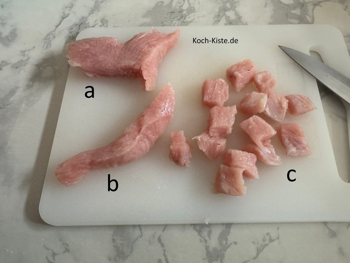 als nächstes lege 1 Putenschnitzel auf das Schneidebrett (a) , schneide es in Streifen (b) und dann in kleine Stücke (c)