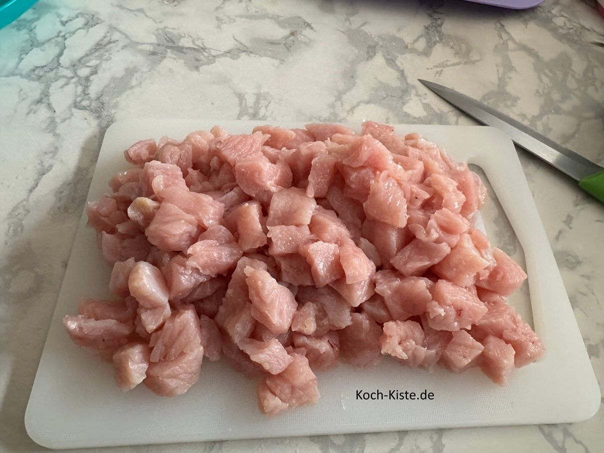 wiederhole es mit allen Schnitzeln, bis das ganze Putenfleisch klein geschnitten ist