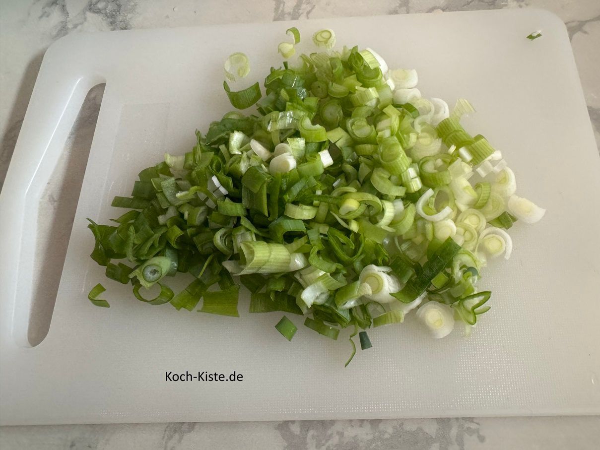 dann schneide sie in kleine Stücke. Wiederhole das mit den anderen 2 Lauchzwiebeln