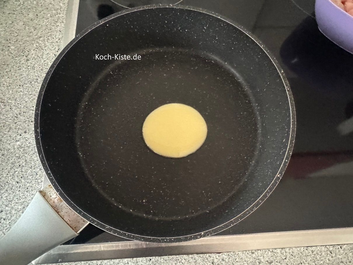 gebe 1 Esslöffel Pflanzencreme in die Pfanne und lasse sie schmelzen