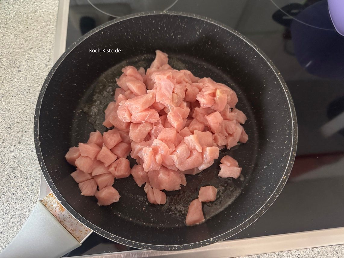 nun dürfen die Putenschnitzelstücke in die Pfanne