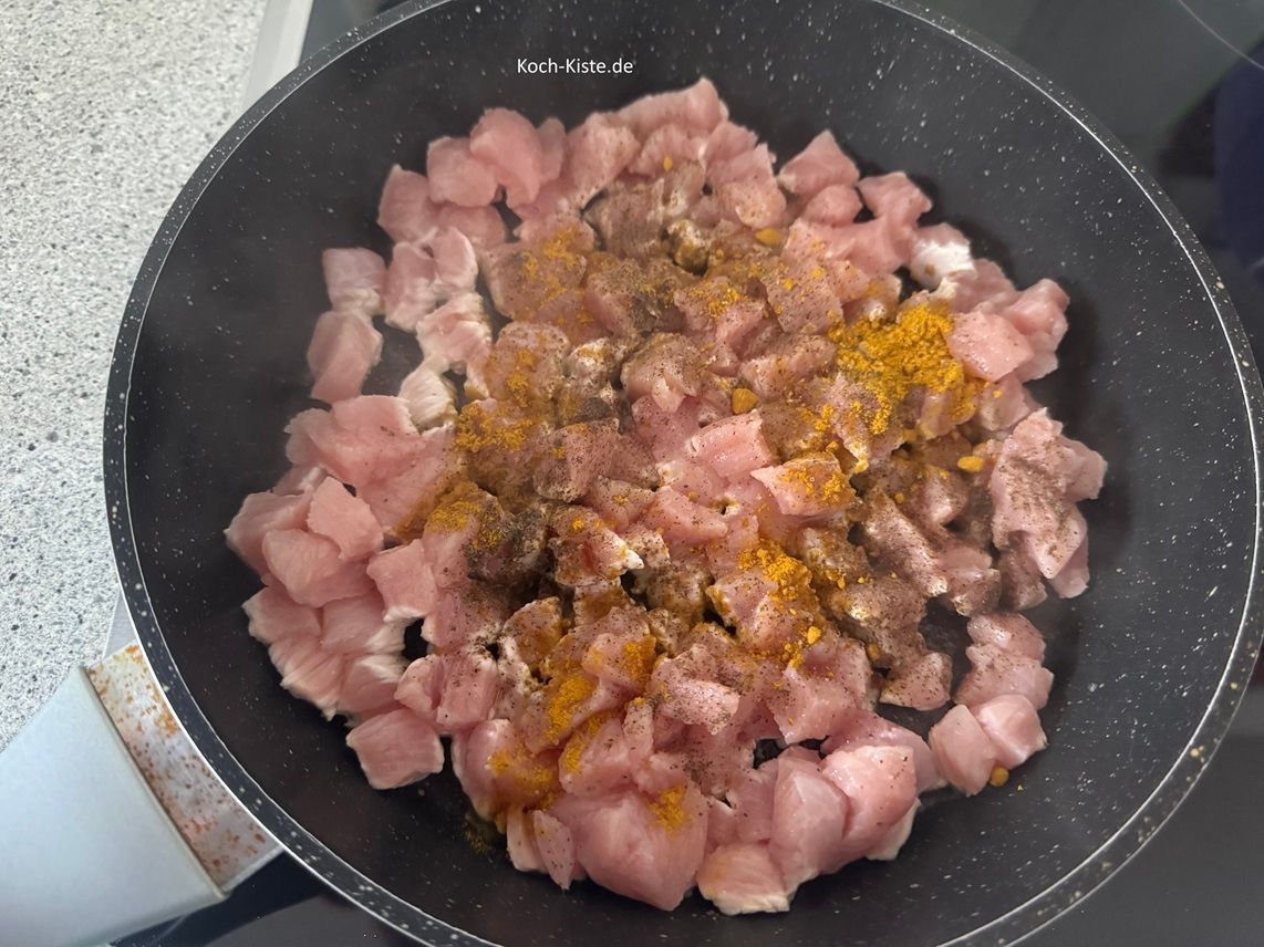 als nächstes gebe die Gewürze 1 gestrichener Teelöffel Pfeffer, 1 gesgtrichener Teelöffel Currypulver und 1/4 Teelöffel Salz hinzu