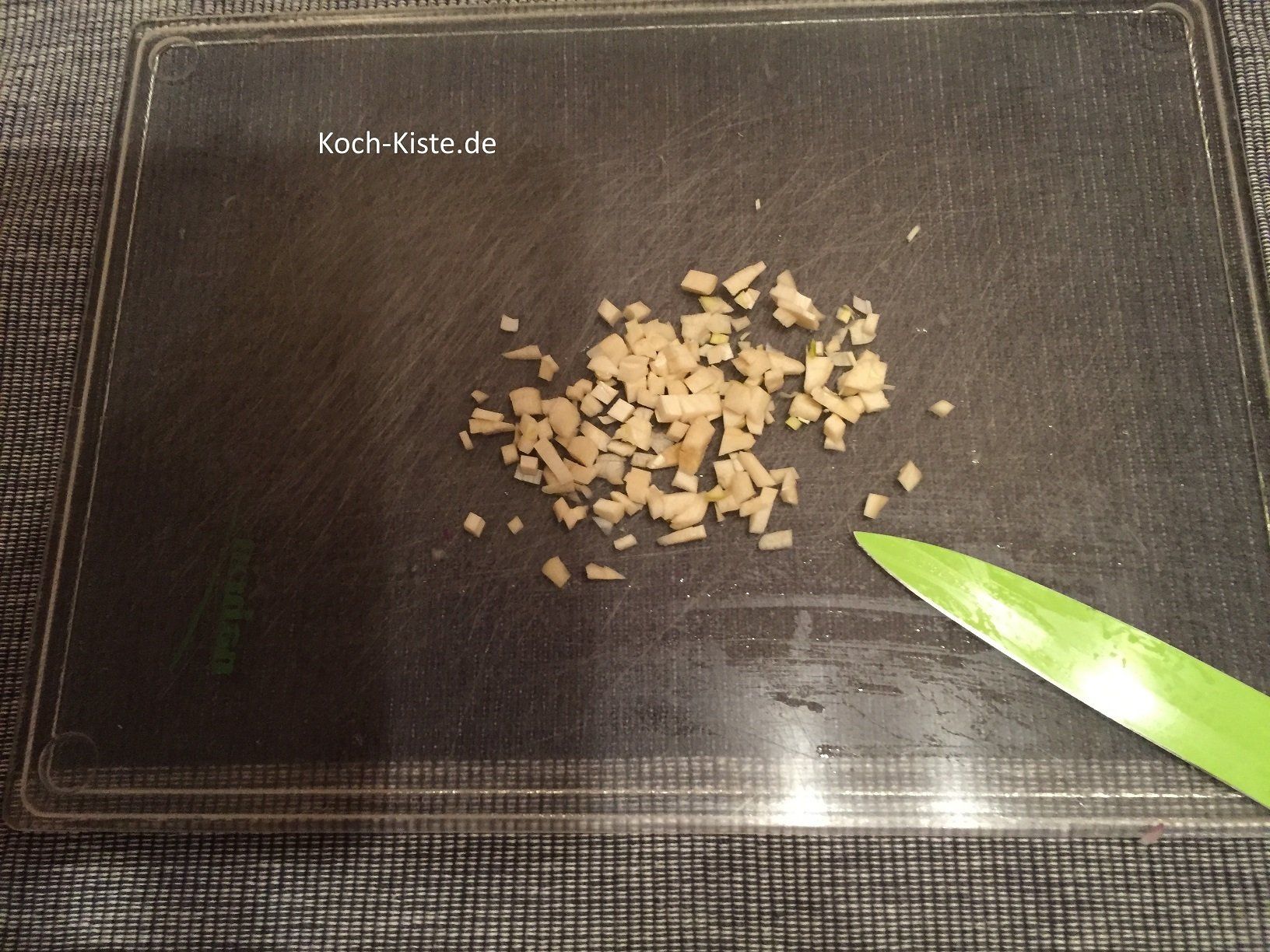 Knobi pellen und in sehr kleine Stücke schneiden