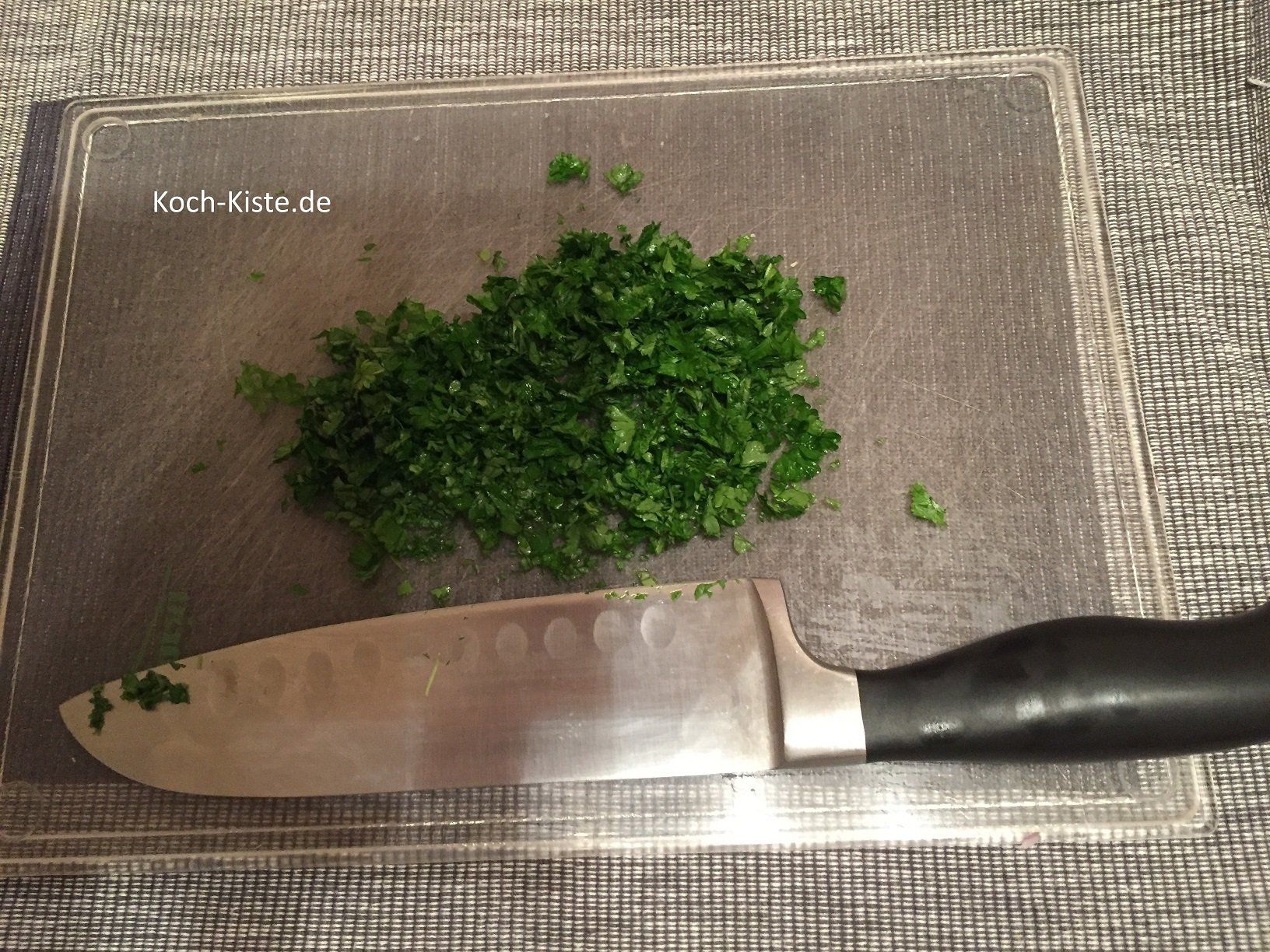 Petersilie von Stielen befreien, abspülen, trocken schütteln und hacken