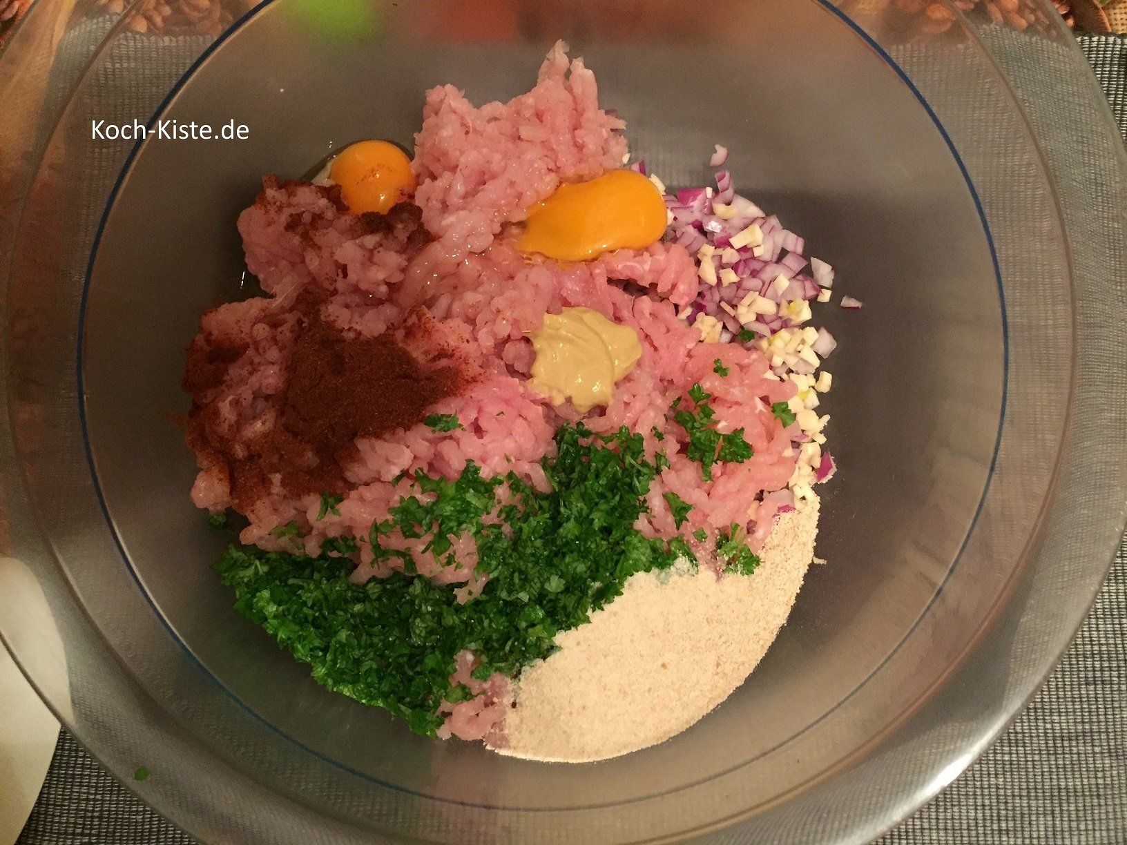 gebe alle Zutaten außer Mozarella in eine große Rührschüssel