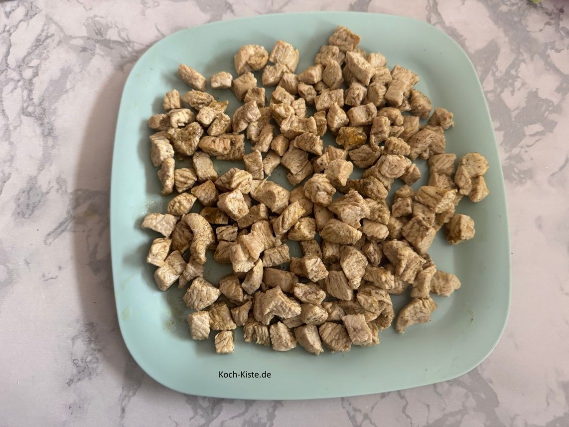 gebe die Fleischstücke auf einen Teller zum Abkühlen - achte darauf das Du die Bratflüssigkeit in der Pfanne lässt